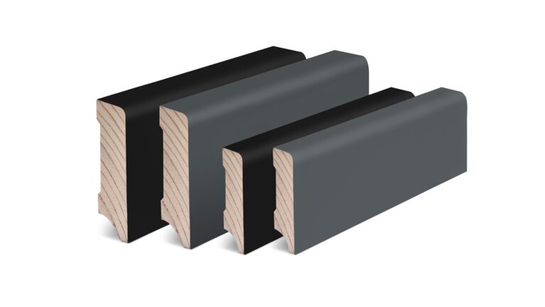 Vier moderne Holz-Sockelleisten in Schwarz und Anthrazit.